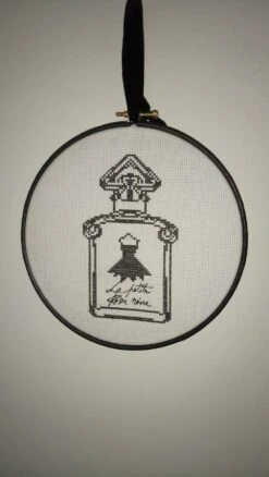 Broderie Moderne Dans Tambour "la Petite Robe Noire"