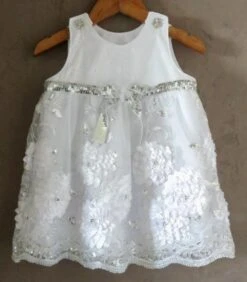 Devant -Éclat Boutique 1536956 robe chasuble trapeze dentelle blanche et argent 12 mois 2