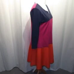 Robe Trapèze Ample Colorée En Jersey Punto Milano Orange Rose Et Bleu Marine -Éclat Boutique 1578920 robe trapeze ample coloree en jersey punto milano orange r 4