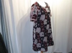 Robe Trapèze En Viscose à Fleurs Bleues Et Bordeaux Manches Courtes Encolure Ronde