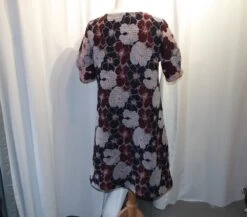 Robe Trapèze En Viscose à Fleurs Bleues Et Bordeaux Manches Courtes Encolure Ronde -Éclat Boutique 1810974 robe trapeze en viscose a fleurs bleues et bordeaux manche 3