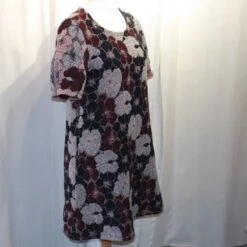 Robe Trapèze En Viscose à Fleurs Bleues Et Bordeaux Manches Courtes Encolure Ronde -Éclat Boutique 1810974 robe trapeze en viscose a fleurs bleues et bordeaux manche 4