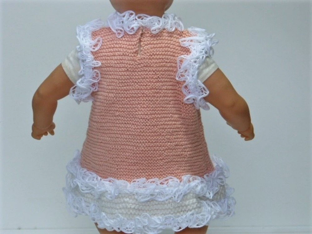 Robe Rose & Blanche à Volant Pour Bébé Tricotée Main 100% Coton 5 Robe Rose & Blanche à Volant Pour Bébé Tricotée Main 100% Coton – Image 5