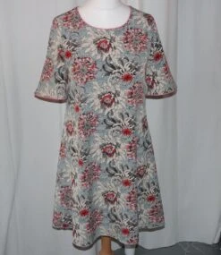 Robe Trapèze Ample à Manches Courtes Réalisée Dans Un Tissu à Fleurs Rouges Et Roses Sur Fond Beige Et Bleu -Éclat Boutique 1825997 robe trapeze ample a manches courtes realisee dans un ti 4