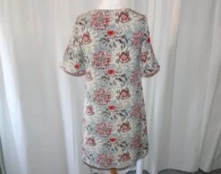 Robe Trapèze Ample à Manches Courtes Réalisée Dans Un Tissu à Fleurs Rouges Et Roses Sur Fond Beige Et Bleu -Éclat Boutique 1825997 robe trapeze ample a manches courtes realisee dans un ti 5
