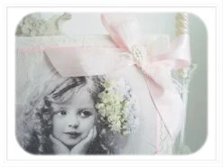 Tableau De Style Rétro : " Fillette à La Robe Rose " -Éclat Boutique 1842445 tableau de style retro fillette a la robe rose 3