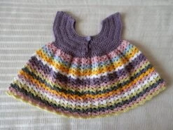 Devant -Éclat Boutique 1869187 robe bebe multicolore tricotee main au crochet 2