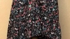 Robe Courte, En Viscose Noire Imprimé Fleur Bleu Jaune Et Bleu -Éclat Boutique 1930556 robe courte en viscose noire imprime fleur bleu jaune et 2