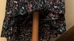 Robe Courte, En Viscose Noire Imprimé Fleur Bleu Jaune Et Bleu -Éclat Boutique 1930556 robe courte en viscose noire imprime fleur bleu jaune et 3