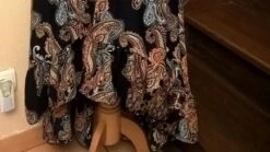 Robe Courte, En Viscose Noire Imprimé Fleur Bleu Jaune Et Bleu -Éclat Boutique 1930556 robe courte en viscose noire imprime fleur bleu jaune et 4