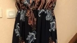 Robe Courte, En Viscose Noire Imprimé Fleur Bleu Jaune Et Bleu -Éclat Boutique 1930556 robe courte en viscose noire imprime fleur bleu jaune et 5