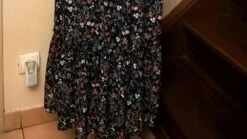 Robe Courte, En Viscose Noire Imprimé Fleur Bleu Jaune Et Bleu -Éclat Boutique 1930556 robe courte en viscose noire imprime fleur bleu jaune et 6