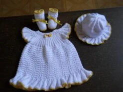Ensemble Robe,chapeau Et Chaussons Bébé