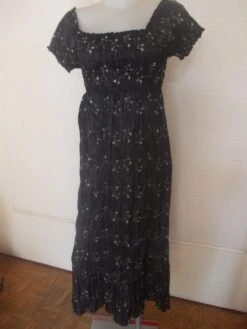 Robe Mi Longue D'été Smoké En Soie Noir A Petites Fleurs Taille 38 Longueur 124 Cm