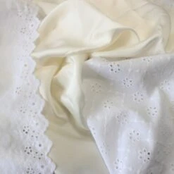 Robe De Baptême Pour Bébé En Broderie Anglaise Et Soie -Éclat Boutique 2145761 robe de bapteme pour bebe en broderie anglaise et soie 3