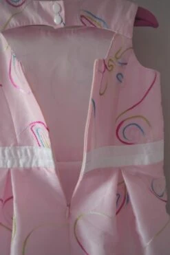 Robe Chasuble Polyester Rose Brodé - 5 Ans -Éclat Boutique 2181811 robe chasuble polyester rose brode 5 ans 6