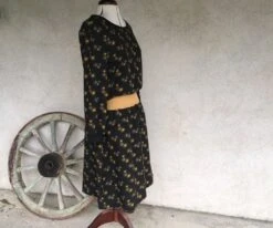 Robe En Crêpe Fluide Taille élastique, Robe Noire Motifs Soleils Jaune Et Gris, Robe Hiver -Éclat Boutique 2334080 robe en crepe fluide taille elastique robe noire motifs s 4