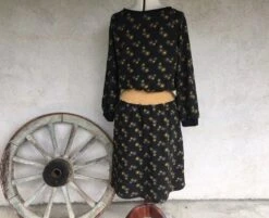 Robe En Crêpe Fluide Taille élastique, Robe Noire Motifs Soleils Jaune Et Gris, Robe Hiver -Éclat Boutique 2334080 robe en crepe fluide taille elastique robe noire motifs s 5