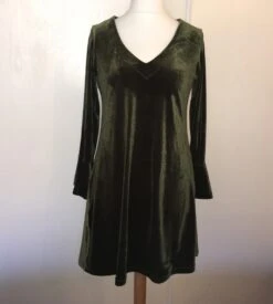 Robe Trapèze En Jersey Velours, Encolure En V, Manches Longues, Couleur Au Choix Kaki, Bordeaux, Noir -Éclat Boutique 2365132 robe trapeze en jersey velours encolure en v manches long 4