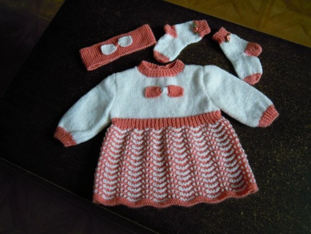 Ensemble Robe,chaussettes Et Bandeau Tricoté Main Taille 3 Mois 1 Ensemble Robe,chaussettes Et Bandeau Tricoté Main Taille 3 Mois