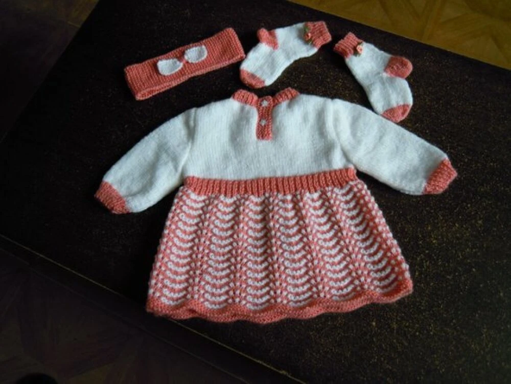 Ensemble Robe,chaussettes Et Bandeau Tricoté Main Taille 3 Mois 2 Ensemble Robe,chaussettes Et Bandeau Tricoté Main Taille 3 Mois – Image 2