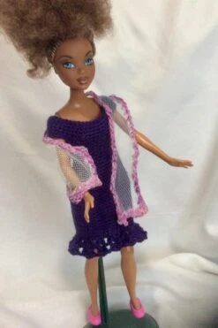 Robe Barbie, Robe Poupée Avec Pèlerin Chic Dentelle T27cm -Éclat Boutique 2428383 robe barbie robe poupee avec pelerin chic dentelle t27cm 5