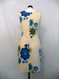 Robe Droite Blanc Cassé à Motifs Asymétriques Floraux, Coupe Droite Semi-ajustée, Doublée, Fait-mains. -Éclat Boutique 2717770 robe droite blanc casse a motifs asymetriques doublee 2