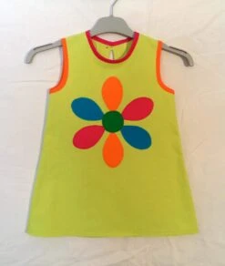 Robe Trapèze Pour Fillette,robe Tunique, Couleur Anis , Avec Grosse Fleur En Appliqué Sur Le Devant, Fait-main.