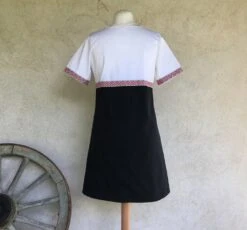 Robe Trapèze En Coton Légèrement Satiné Dans Les Tons Noir Et Blanc Avec Une Touche De Rouge -Éclat Boutique 2809303 robe trapeze ample encolure en v a manches courtes 3