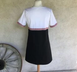 Robe Trapèze En Coton Légèrement Satiné Dans Les Tons Noir Et Blanc Avec Une Touche De Rouge -Éclat Boutique 2809303 robe trapeze ample encolure en v a manches courtes 4