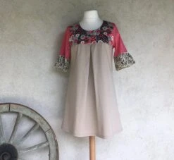 Robe Trapèze, Robe Babydoll, En Coton Légèrement Satiné Dans Les Tons Beige Rouge Marron Et Gris