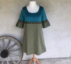 Robe Trapèze En Coton Légèrement Satiné Dans Les Tons Kaki Et Bleu Canard