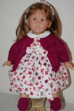 Vêtement Pour Poupée 42 Cm Robe Fond Blanc Imprimée De Petits Cadeaux Tons Bordeaux
