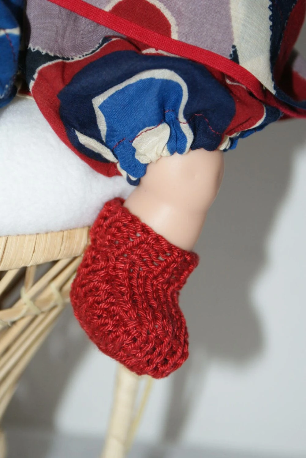 Vêtement Pour Poupon 30 Cm Robe Imprimé Géométriques Tons Bordeaux Et Bleus 3 Vêtement Pour Poupon 30 Cm Robe Imprimé Géométriques Tons Bordeaux Et Bleus – Image 3