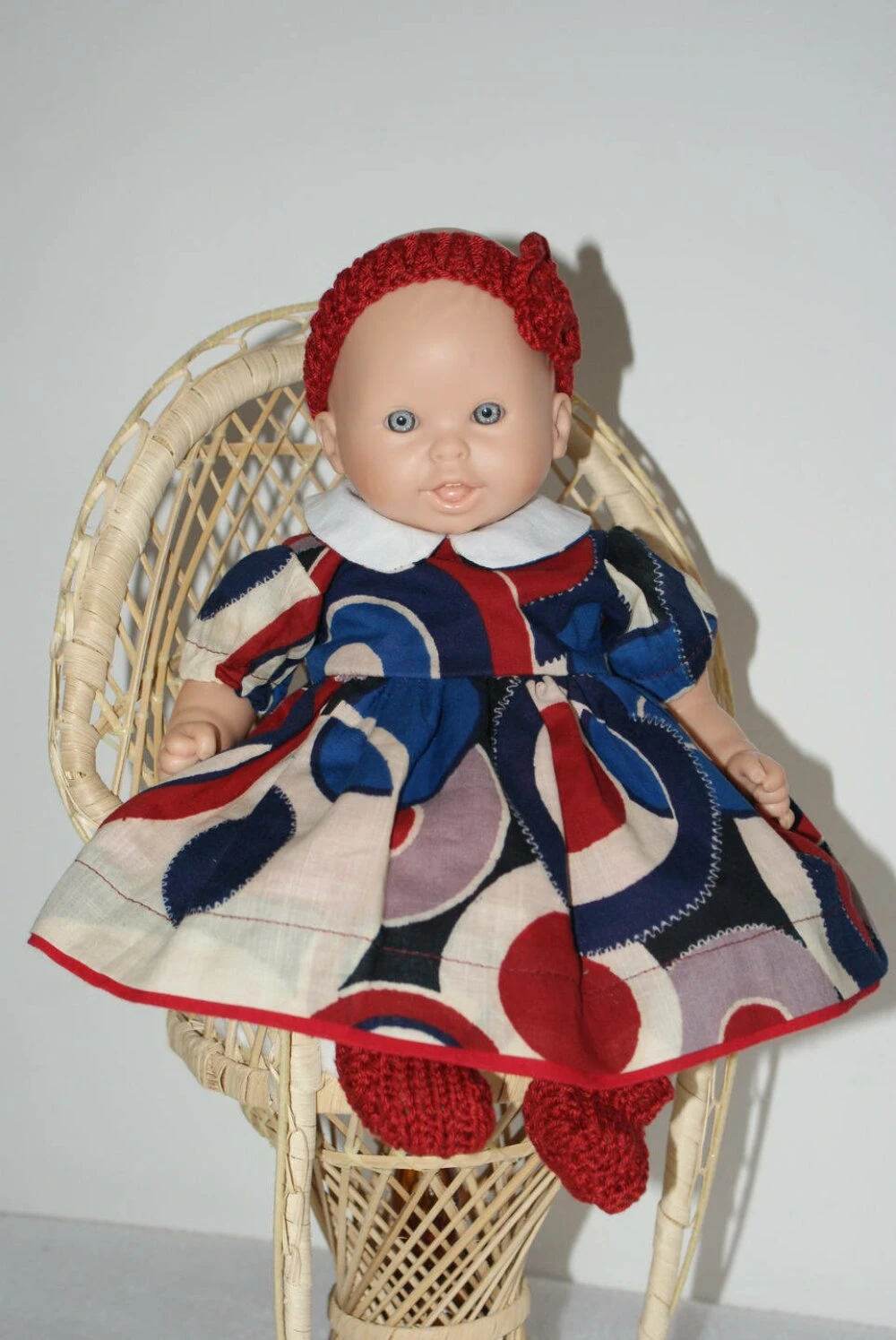 Vêtement Pour Poupon 30 Cm Robe Imprimé Géométriques Tons Bordeaux Et Bleus 4 Vêtement Pour Poupon 30 Cm Robe Imprimé Géométriques Tons Bordeaux Et Bleus – Image 4