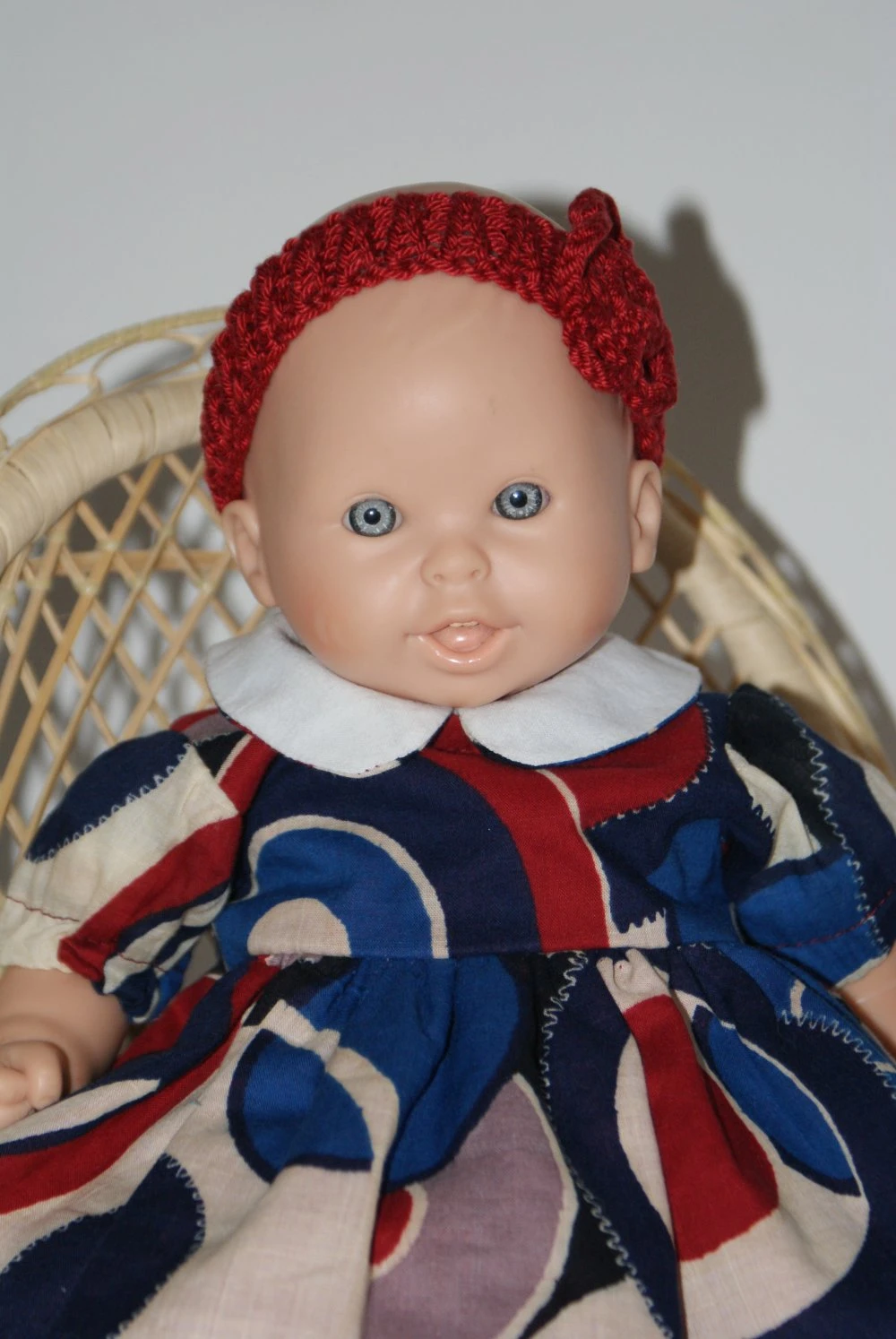Vêtement Pour Poupon 30 Cm Robe Imprimé Géométriques Tons Bordeaux Et Bleus 6 Vêtement Pour Poupon 30 Cm Robe Imprimé Géométriques Tons Bordeaux Et Bleus – Image 6