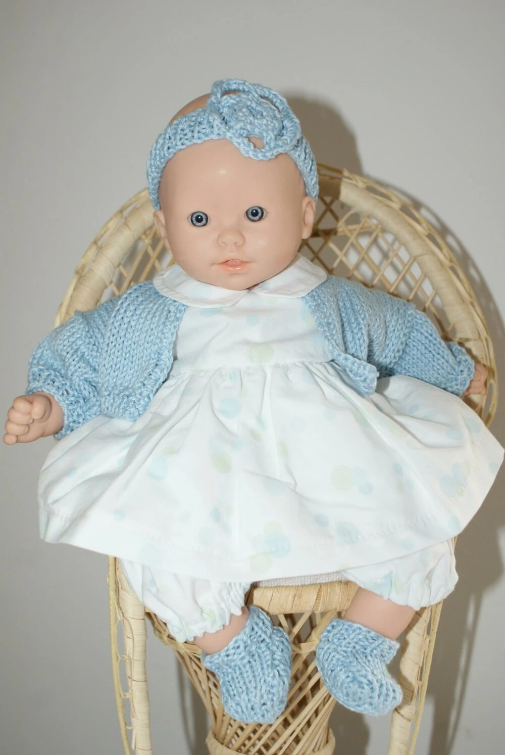 Vêtement Pour Poupée 30 Cm Robe Fond Blanc Imprimée Pois Bleus Et Verts Pastels 1 Vêtement Pour Poupée 30 Cm Robe Fond Blanc Imprimée Pois Bleus Et Verts Pastels