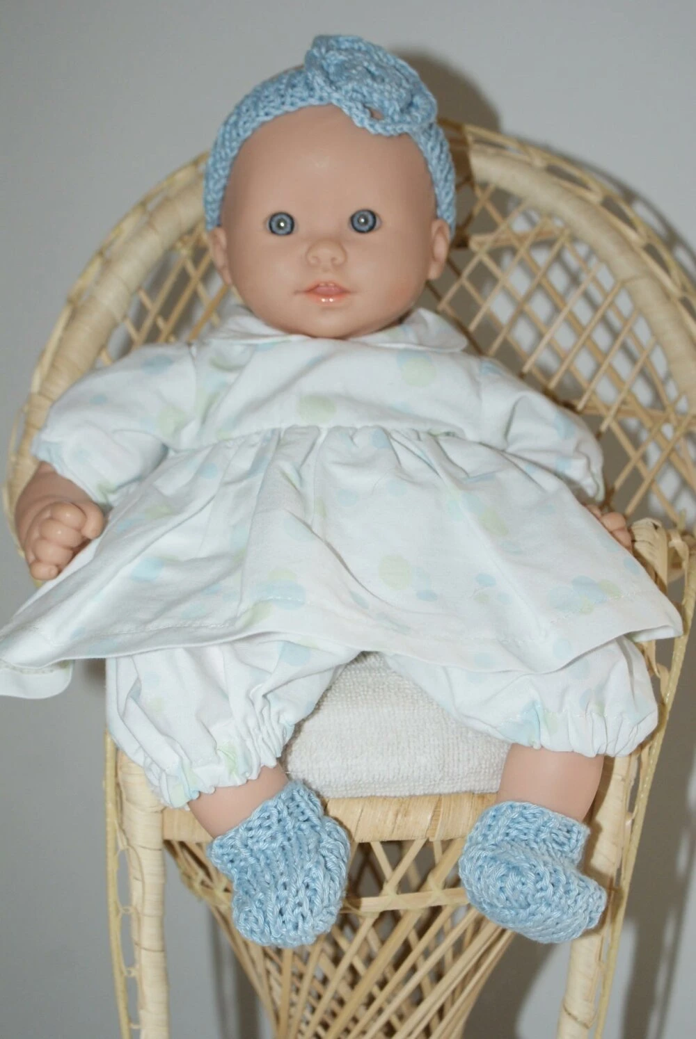 Vêtement Pour Poupée 30 Cm Robe Fond Blanc Imprimée Pois Bleus Et Verts Pastels 2 Vêtement Pour Poupée 30 Cm Robe Fond Blanc Imprimée Pois Bleus Et Verts Pastels – Image 2