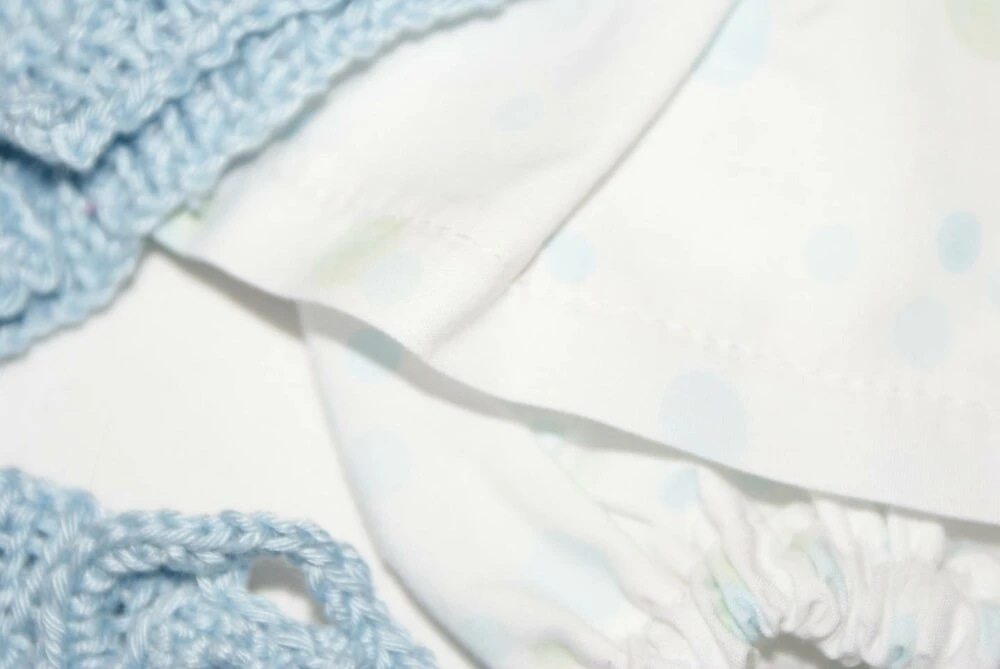 Vêtement Pour Poupée 30 Cm Robe Fond Blanc Imprimée Pois Bleus Et Verts Pastels 4 Vêtement Pour Poupée 30 Cm Robe Fond Blanc Imprimée Pois Bleus Et Verts Pastels – Image 4