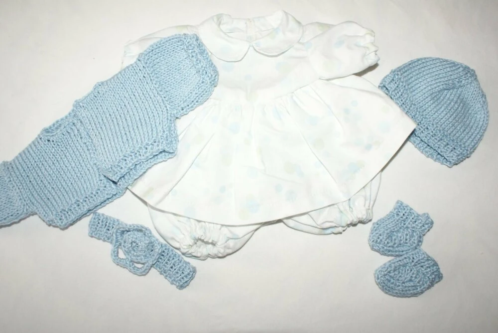 Vêtement Pour Poupée 30 Cm Robe Fond Blanc Imprimée Pois Bleus Et Verts Pastels 5 Vêtement Pour Poupée 30 Cm Robe Fond Blanc Imprimée Pois Bleus Et Verts Pastels – Image 5