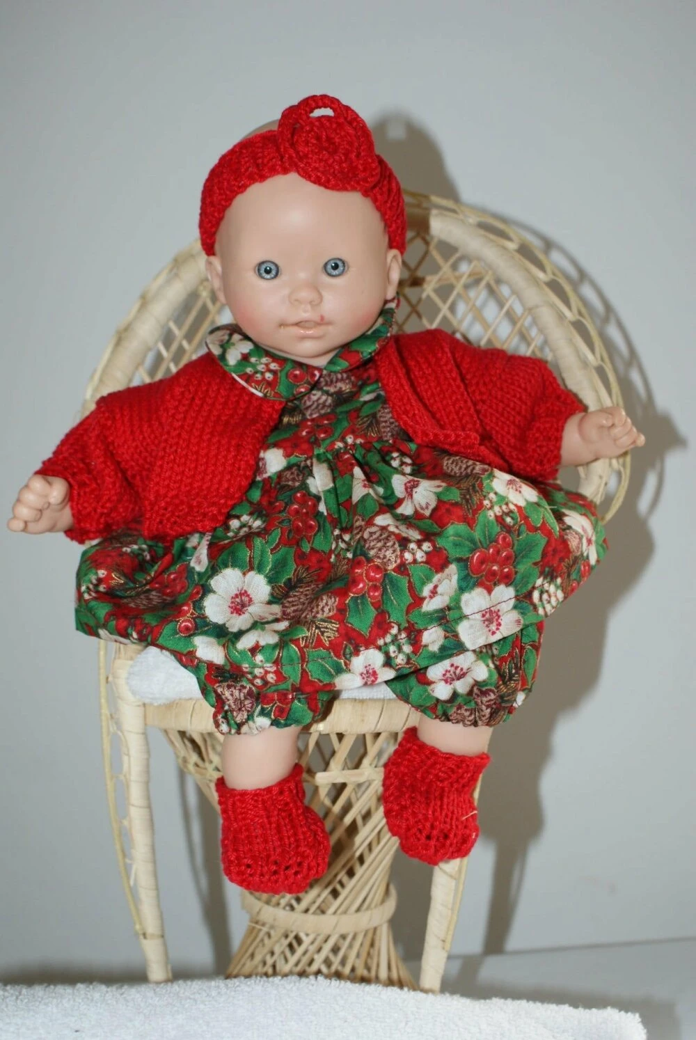 Vêtement Pour Poupée Thème Noël Robe Tons Rouges Et Verts Imprimée Fleurs Et Houx 1 Vêtement Pour Poupée Thème Noël Robe Tons Rouges Et Verts Imprimée Fleurs Et Houx