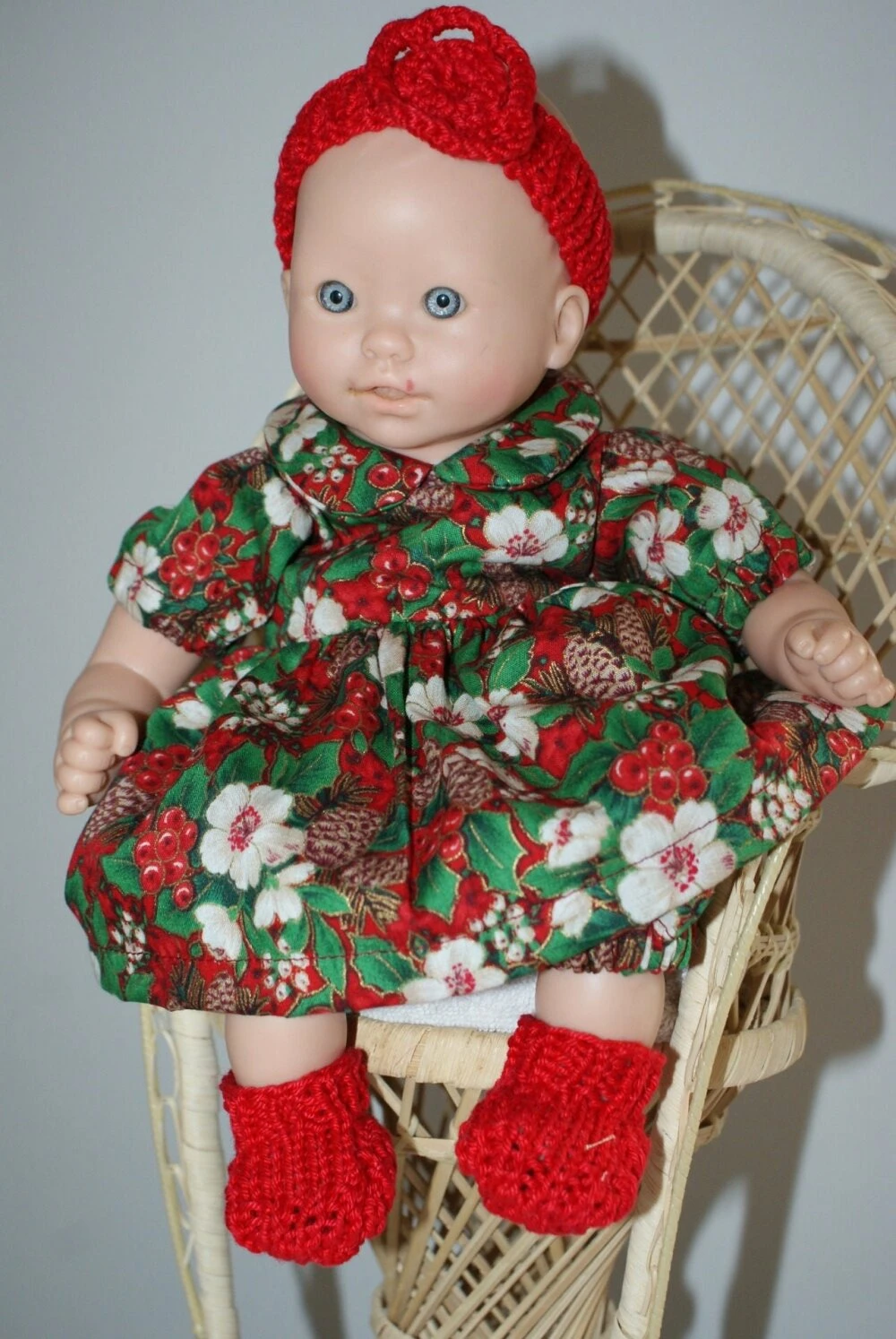 Vêtement Pour Poupée Thème Noël Robe Tons Rouges Et Verts Imprimée Fleurs Et Houx 2 Vêtement Pour Poupée Thème Noël Robe Tons Rouges Et Verts Imprimée Fleurs Et Houx – Image 2