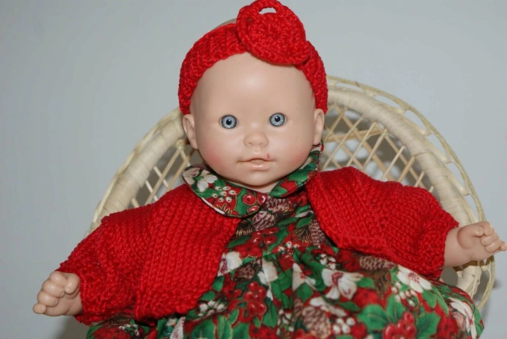 Vêtement Pour Poupée Thème Noël Robe Tons Rouges Et Verts Imprimée Fleurs Et Houx 3 Vêtement Pour Poupée Thème Noël Robe Tons Rouges Et Verts Imprimée Fleurs Et Houx – Image 3