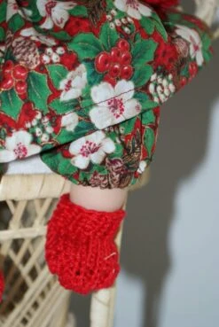 Vêtement Pour Poupée Thème Noël Robe Tons Rouges Et Verts Imprimée Fleurs Et Houx 8 Vêtement Pour Poupée Thème Noël Robe Tons Rouges Et Verts Imprimée Fleurs Et Houx -Éclat Boutique 2812340 vetement pour poupee theme noel robe tons rouges et vert 4