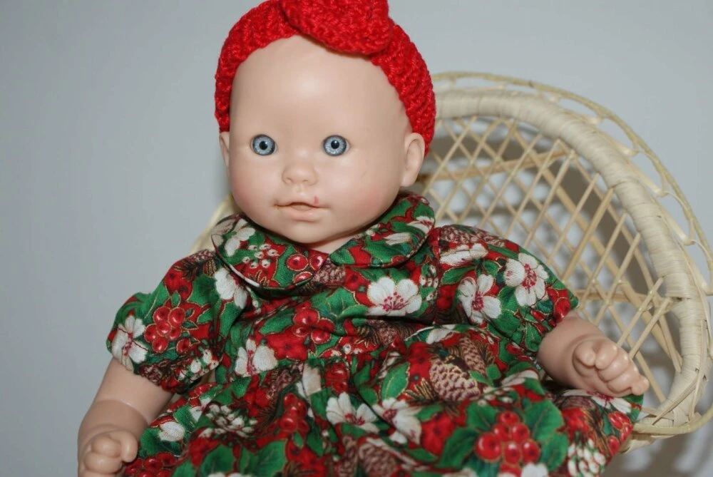 Vêtement Pour Poupée Thème Noël Robe Tons Rouges Et Verts Imprimée Fleurs Et Houx 5 Vêtement Pour Poupée Thème Noël Robe Tons Rouges Et Verts Imprimée Fleurs Et Houx – Image 5