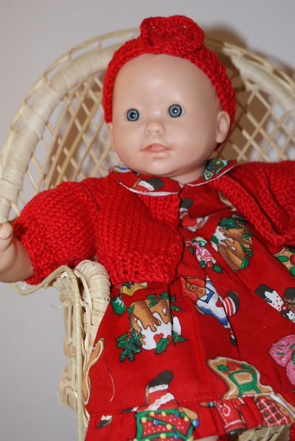 Vetement Pour Poupée 30 Cm Tenue Thème Noël Robe Fond Rouge Imprimée Gâteaux De Noel 3 Vetement Pour Poupée 30 Cm Tenue Thème Noël Robe Fond Rouge Imprimée Gâteaux De Noel – Image 3