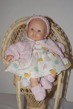 Vêtement Pour Poupon 30 Cm Robe Fond Blanc Imprimé De Petites Cocottes En Papiers Tons Pastels Multicolores