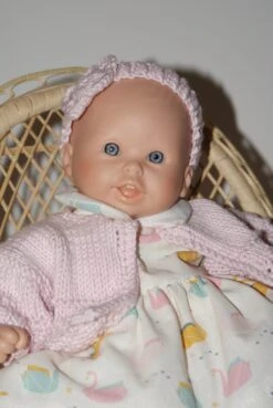 Vêtement Pour Poupon 30 Cm Robe Fond Blanc Imprimé De Petites Cocottes En Papiers Tons Pastels Multicolores -Éclat Boutique 2855413 vetement pour poupon 30 cm orange et bordeaux avec formes g 3