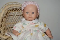 Vêtement Pour Poupon 30 Cm Robe Fond Blanc Imprimé De Petites Cocottes En Papiers Tons Pastels Multicolores -Éclat Boutique 2855413 vetement pour poupon 30 cm orange et bordeaux avec formes g 6