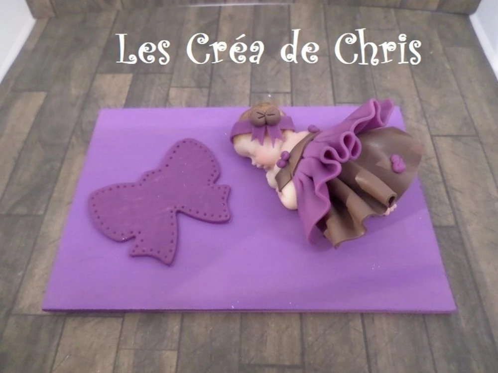 Bébé Fille En Robe Sur Sa Plaque En Bois. 1 Bébé Fille En Robe Sur Sa Plaque En Bois.